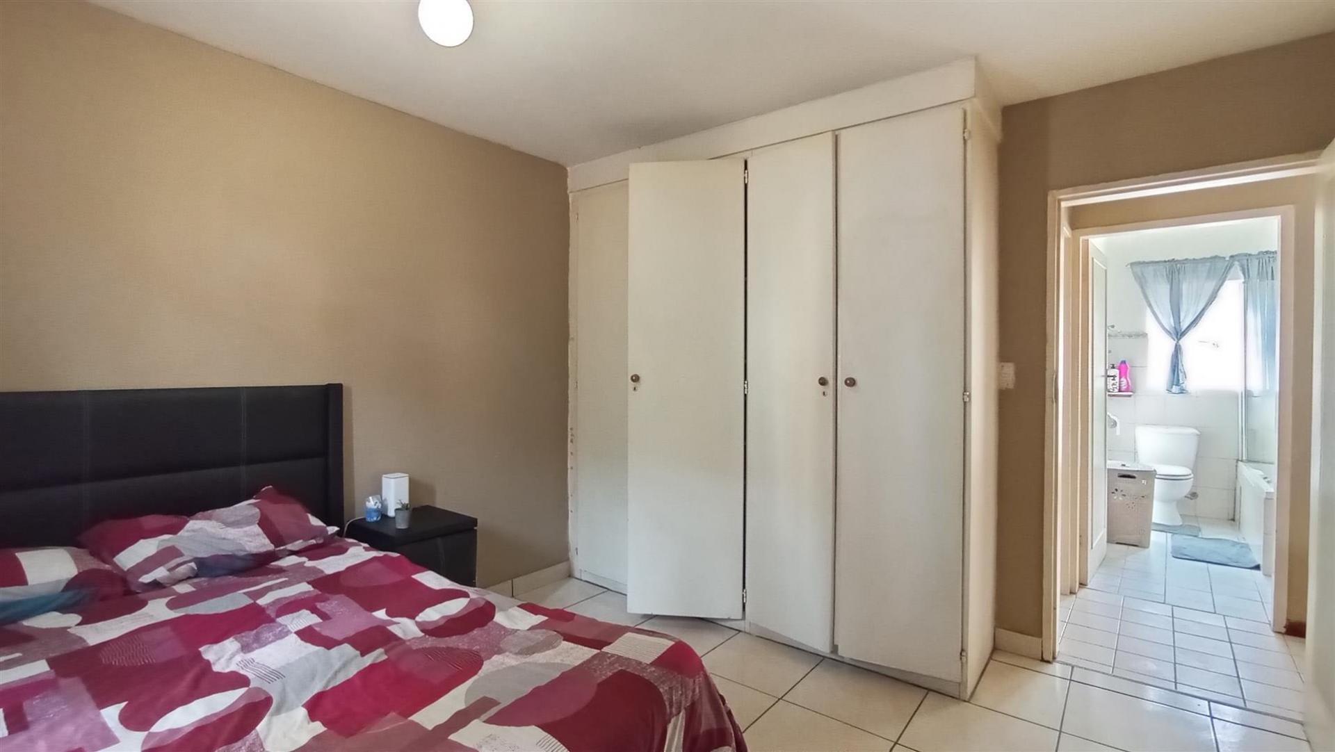 Main Bedroom - 15 square meters of property in Willow Park Manor