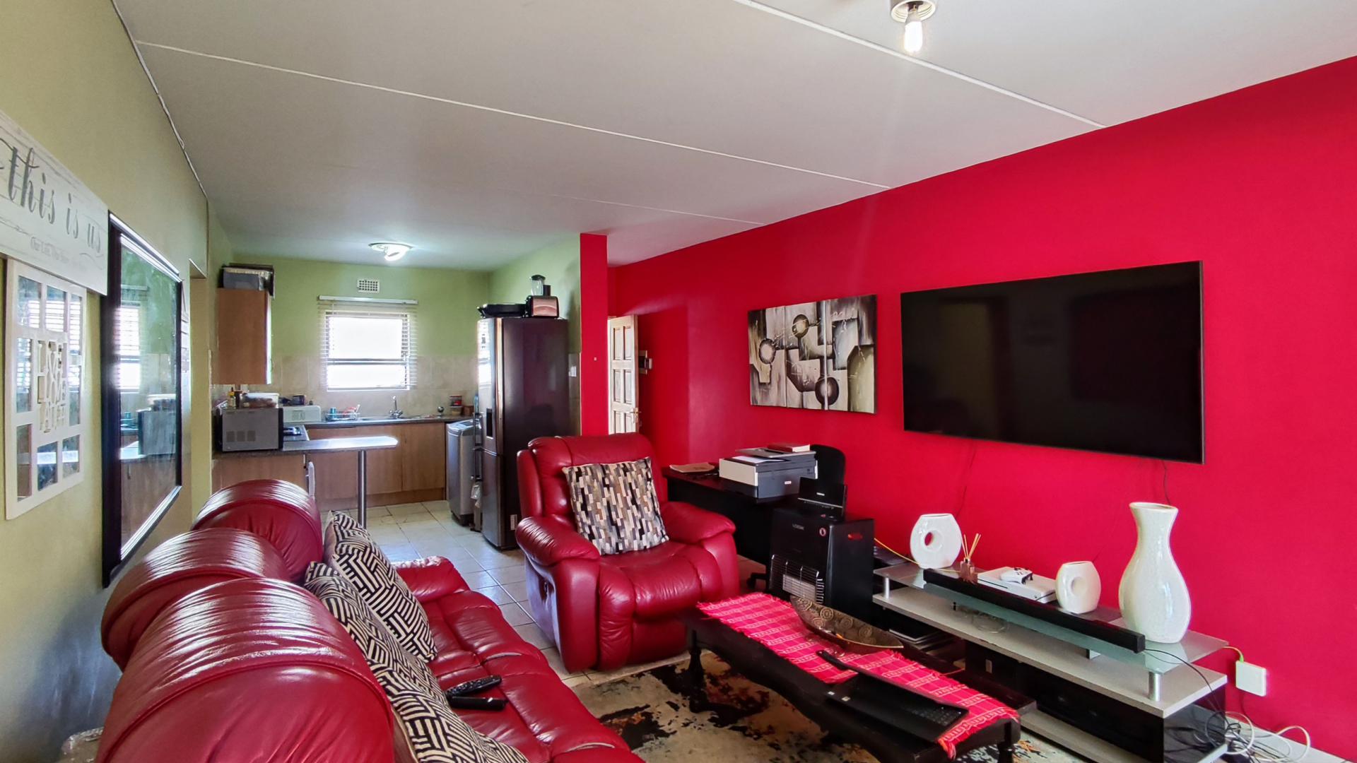 Lounges - 25 square meters of property in Parkrand