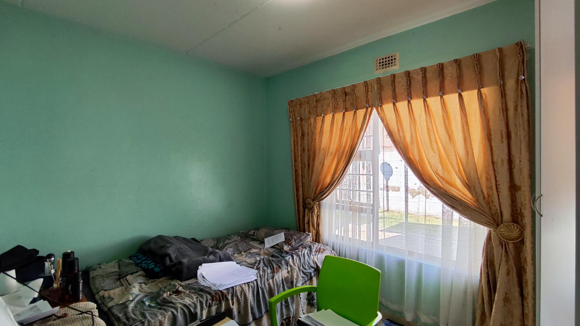 Bed Room 1 - 11 square meters of property in Parkrand