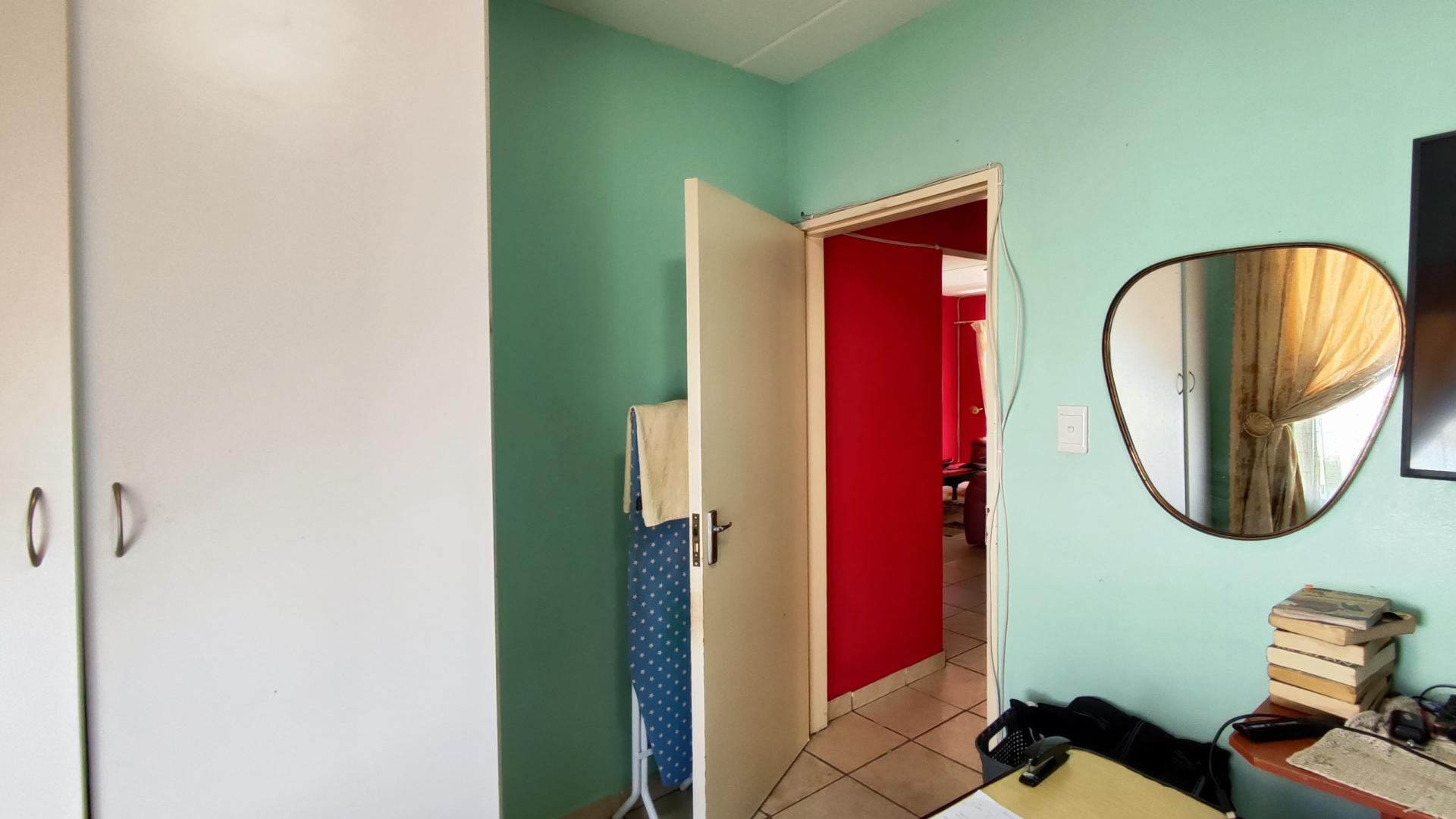 Bed Room 1 - 11 square meters of property in Parkrand