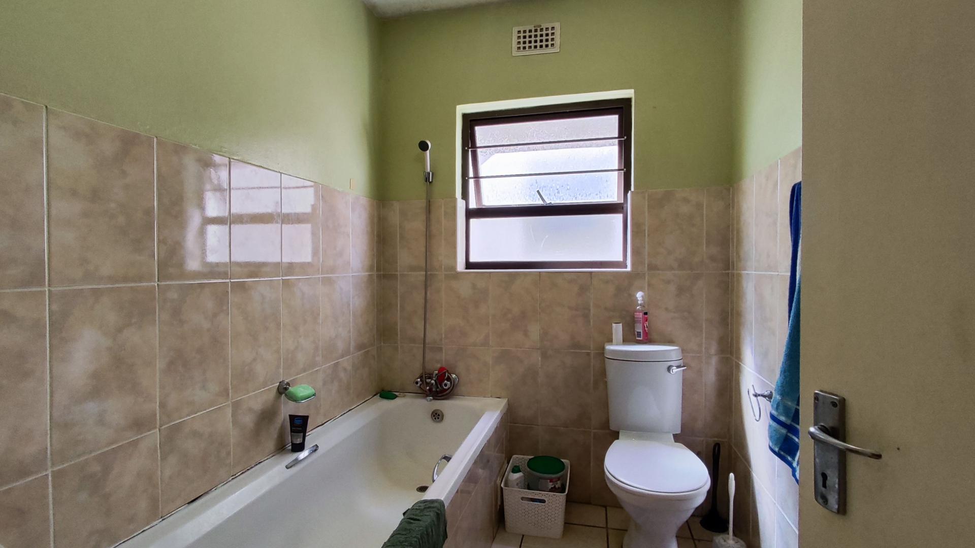 Bathroom 1 - 5 square meters of property in Parkrand