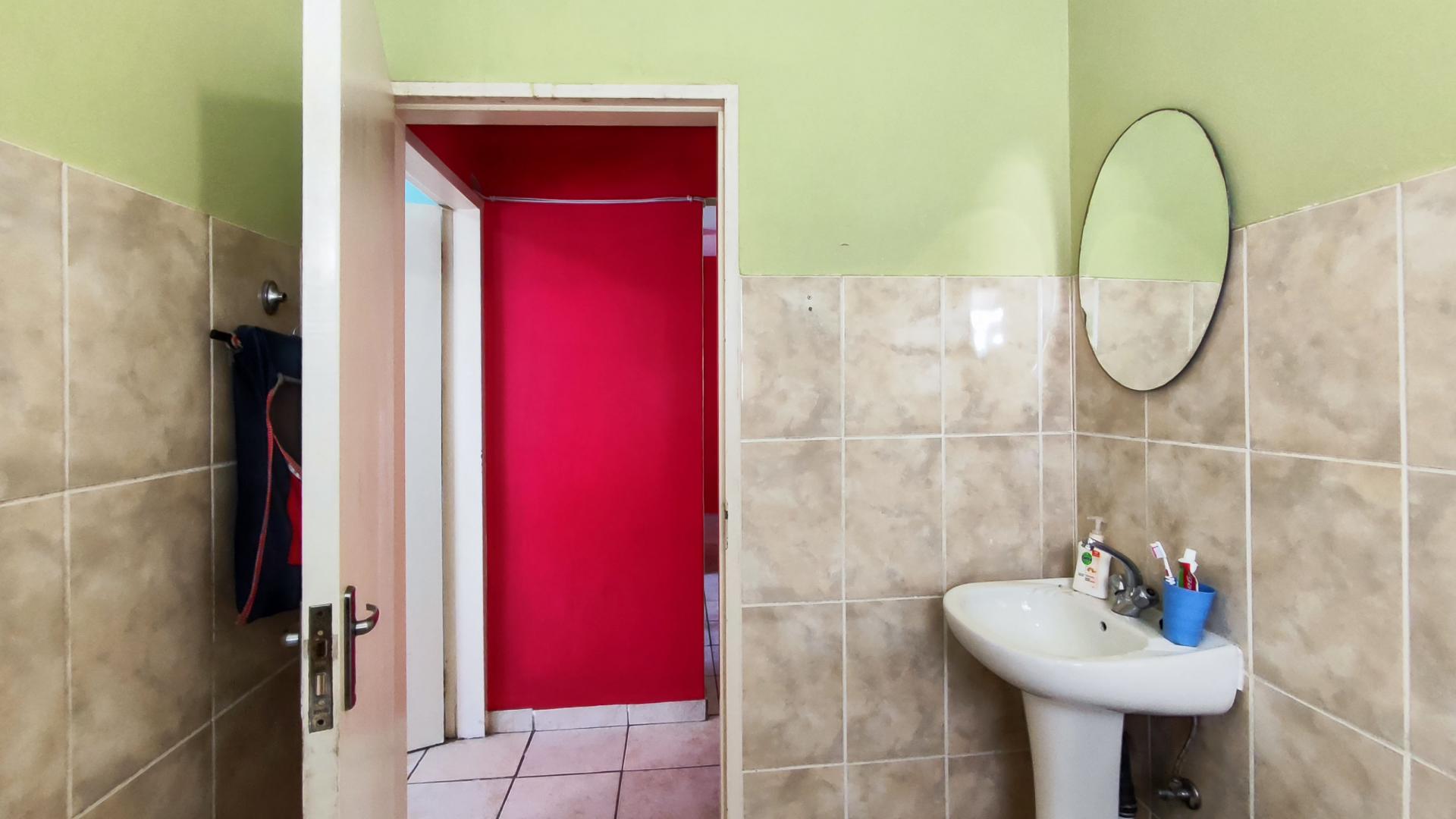 Bathroom 1 - 5 square meters of property in Parkrand