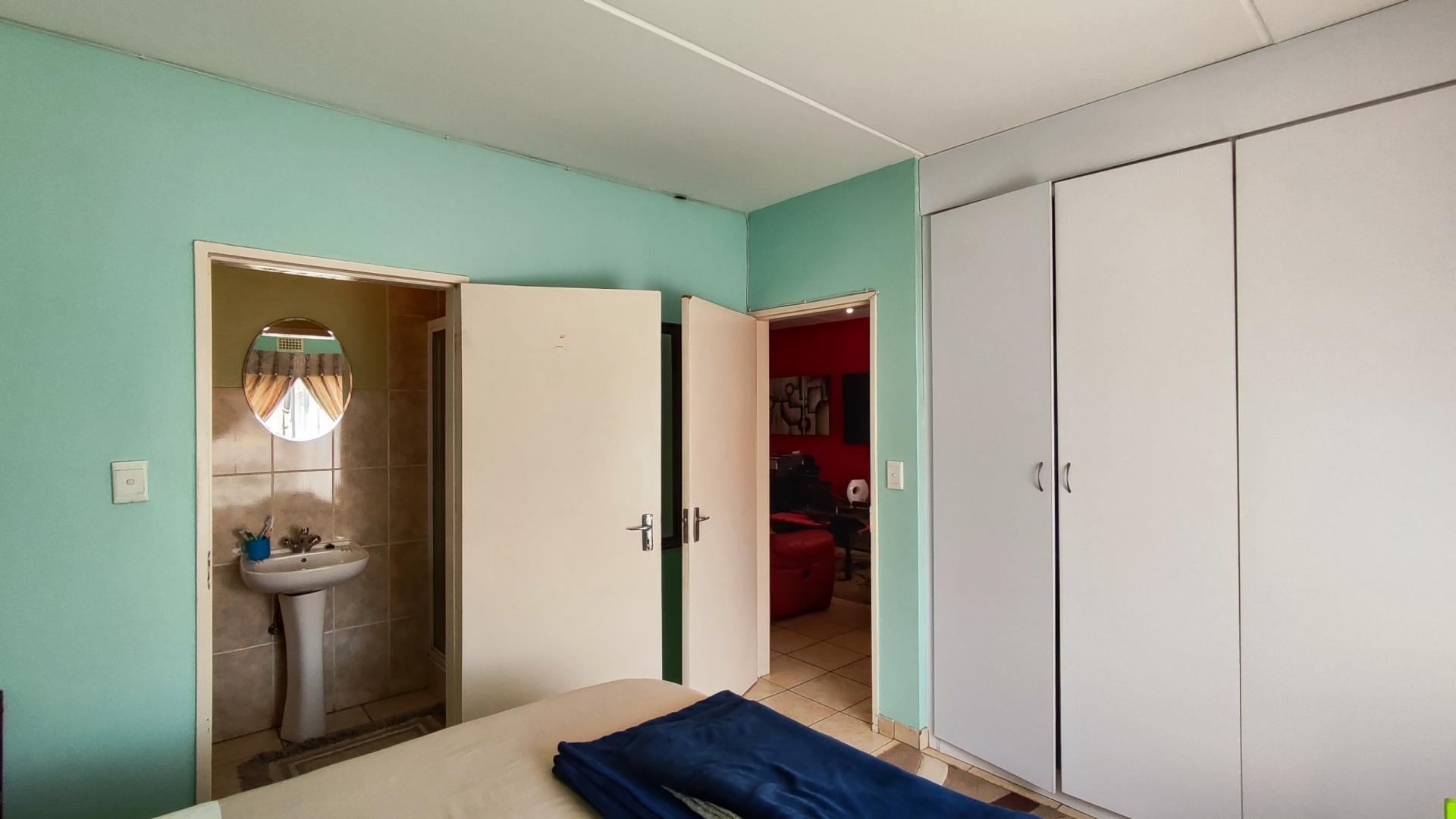 Main Bedroom - 17 square meters of property in Parkrand
