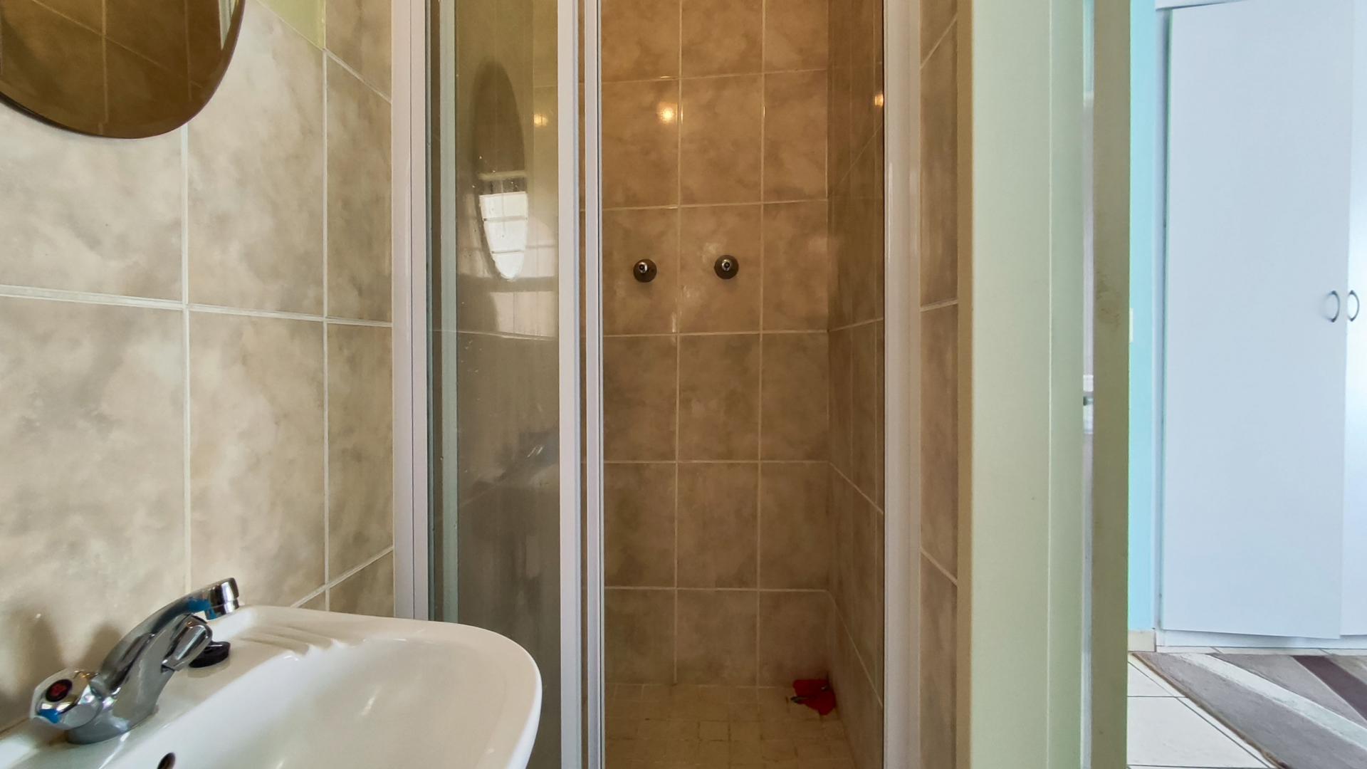 Main Bathroom - 3 square meters of property in Parkrand