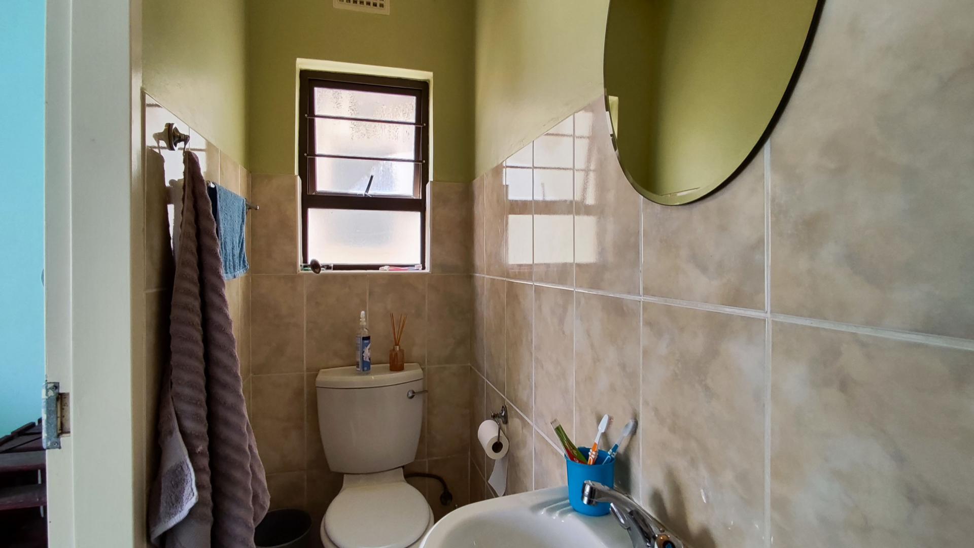 Main Bathroom - 3 square meters of property in Parkrand