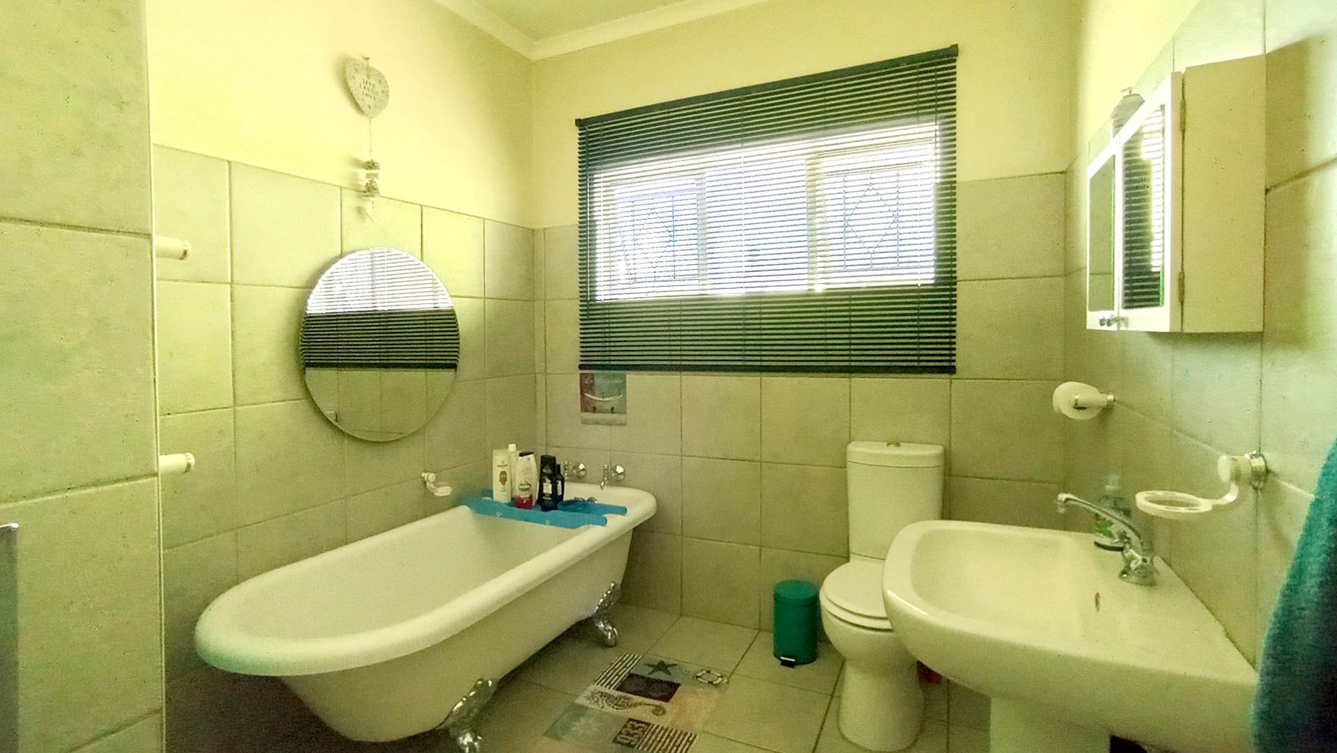 Bathroom 1 - 7 square meters of property in Dorandia