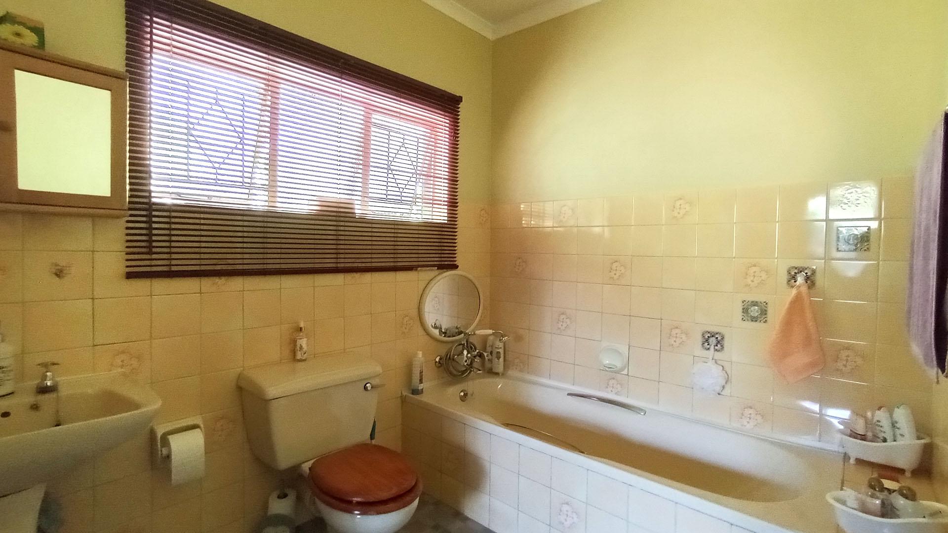 Main Bathroom - 8 square meters of property in Dorandia