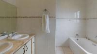 Bathroom 3+ - 25 square meters of property in Athlone Park
