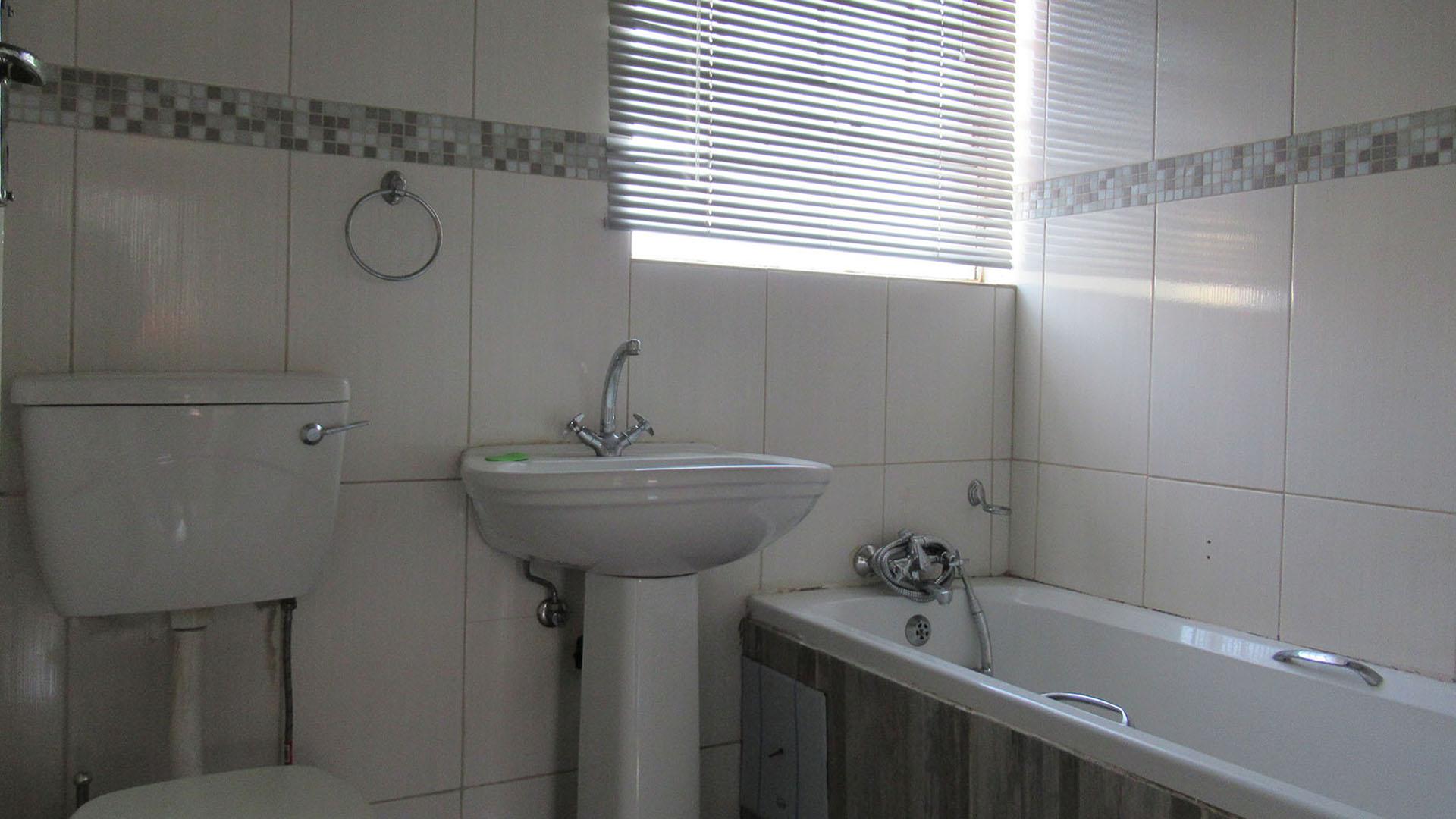 Bathroom 1 - 4 square meters of property in Weltevreden Park