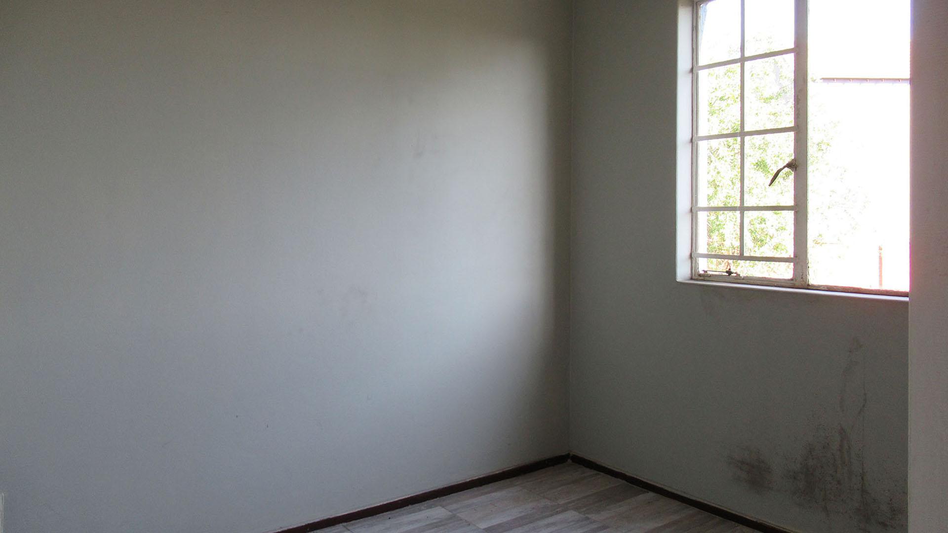Bed Room 1 - 9 square meters of property in Weltevreden Park