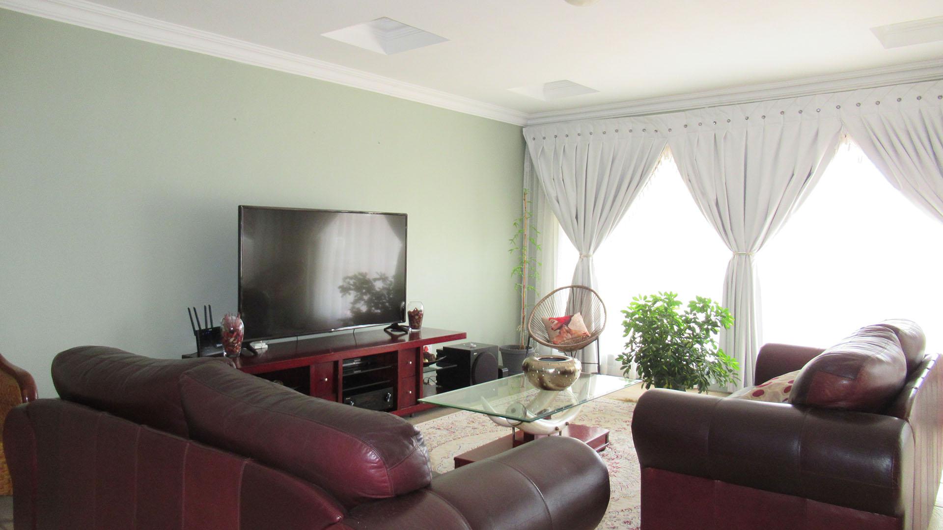 Lounges - 61 square meters of property in Kloofendal