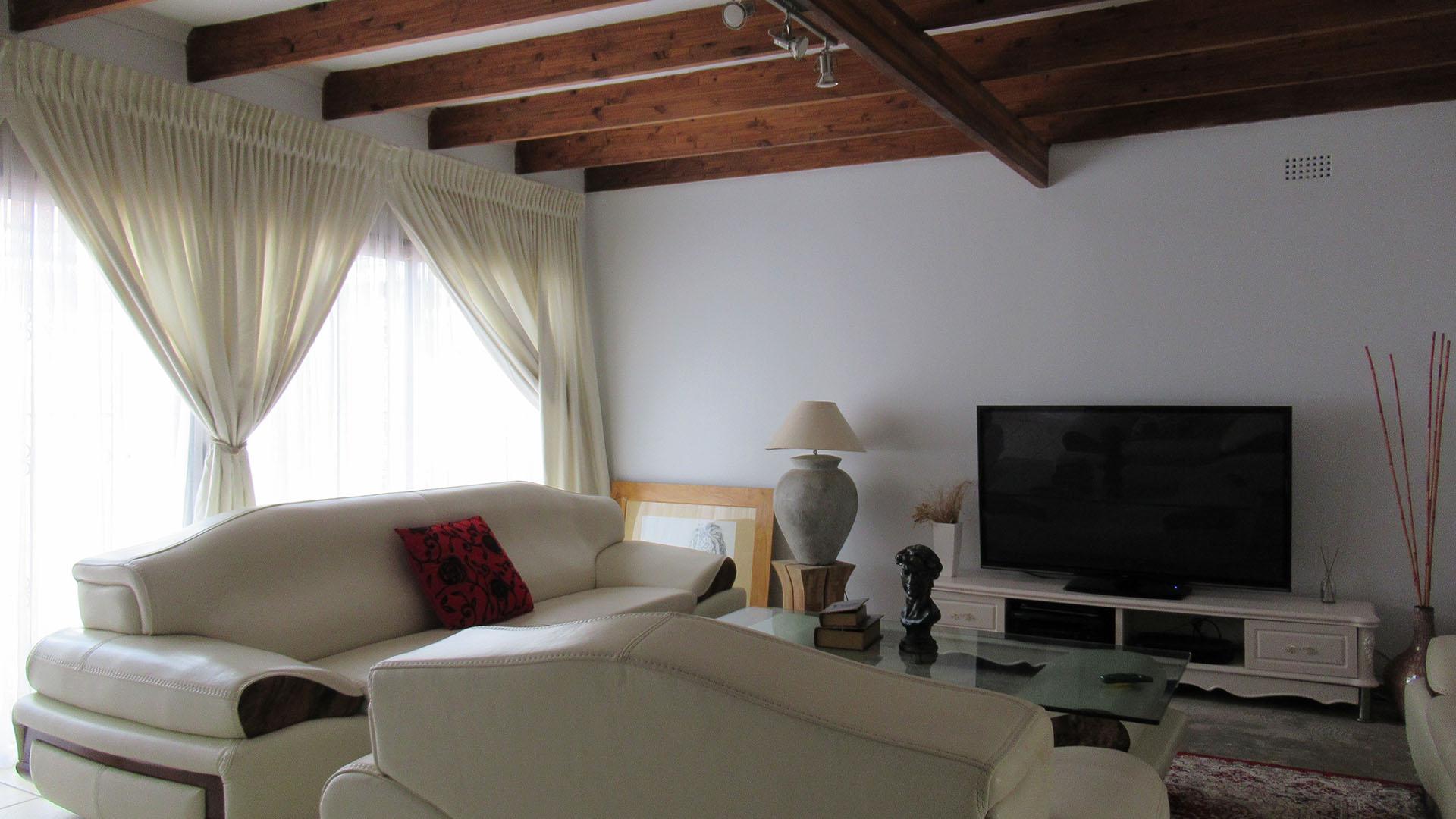 Lounges - 61 square meters of property in Kloofendal