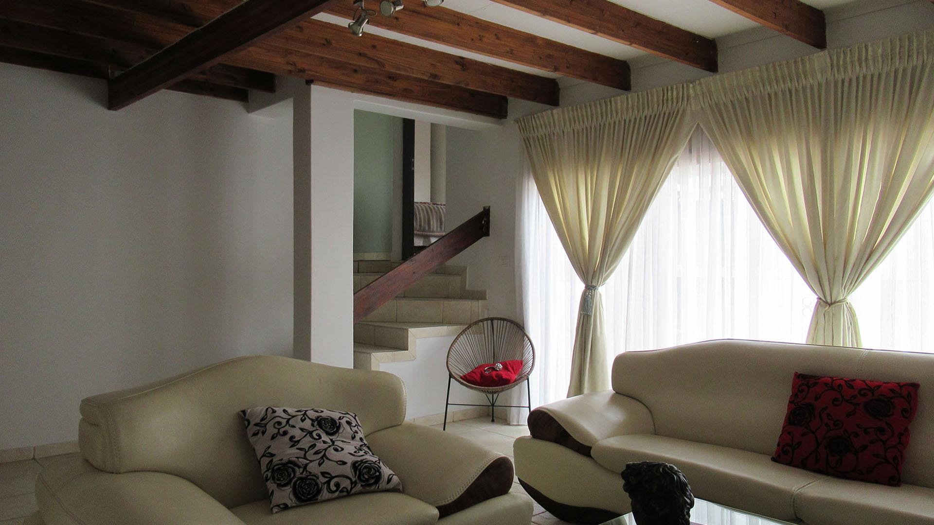 Lounges - 61 square meters of property in Kloofendal