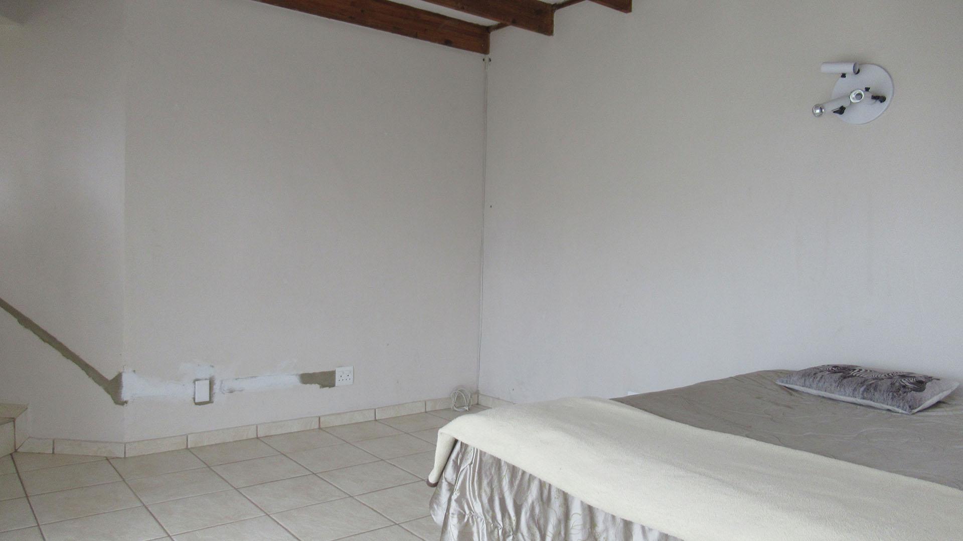 Bed Room 4 - 19 square meters of property in Kloofendal