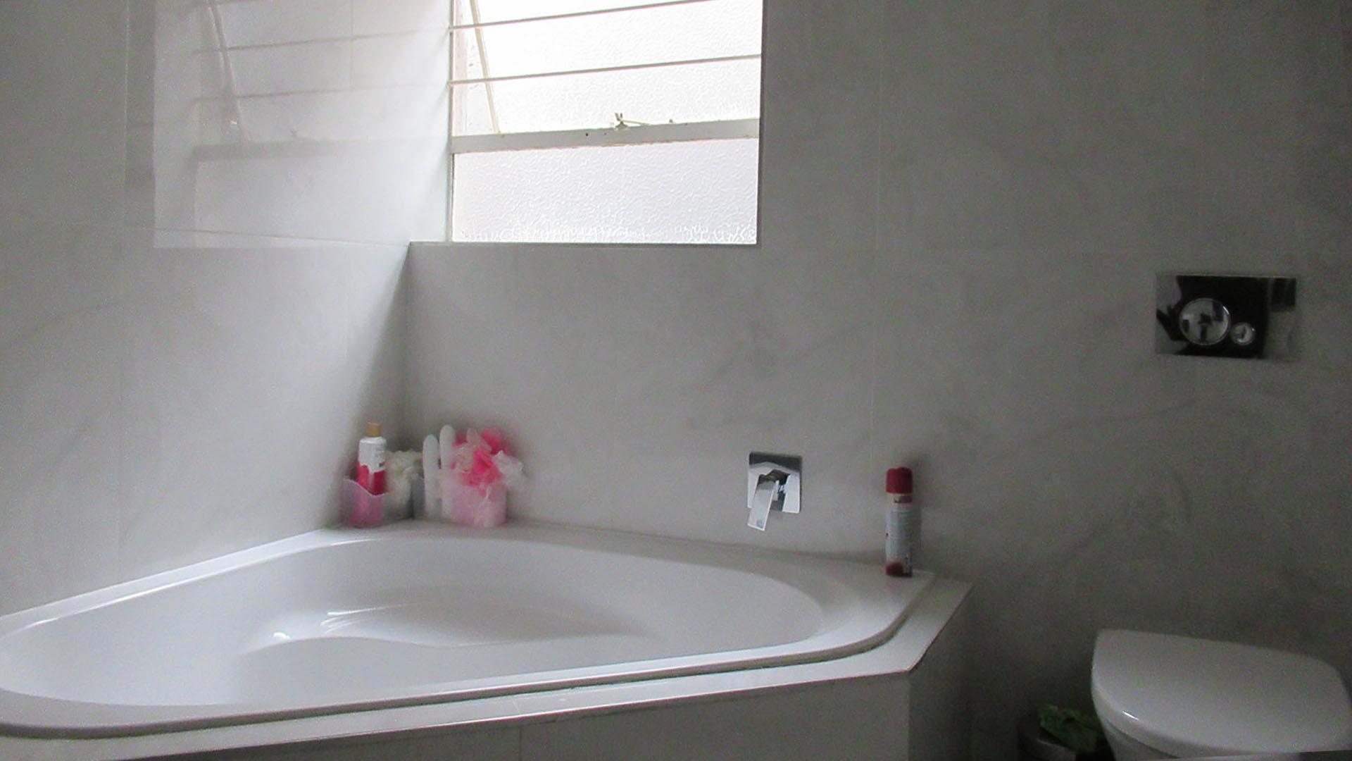 Bathroom 1 - 6 square meters of property in Kloofendal
