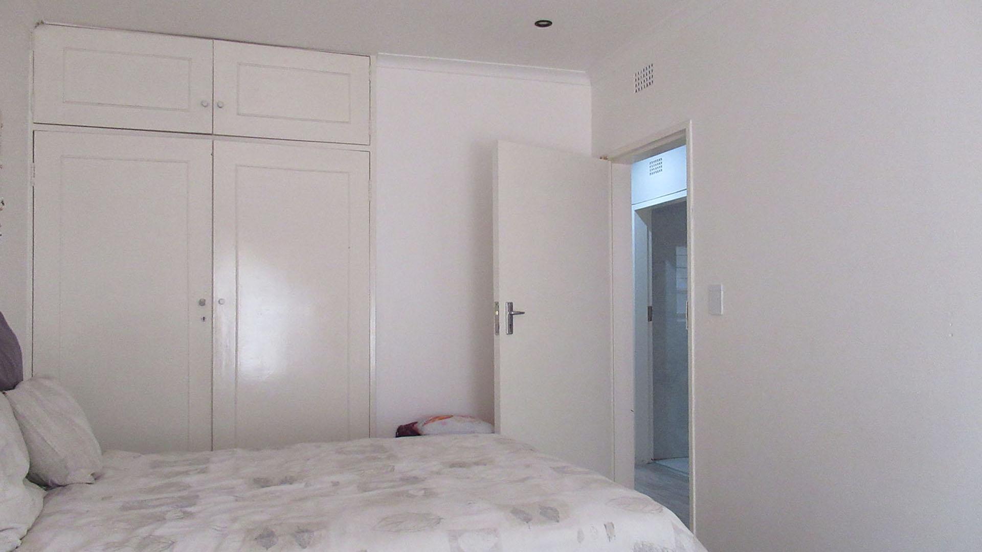 Bed Room 1 - 13 square meters of property in Kloofendal