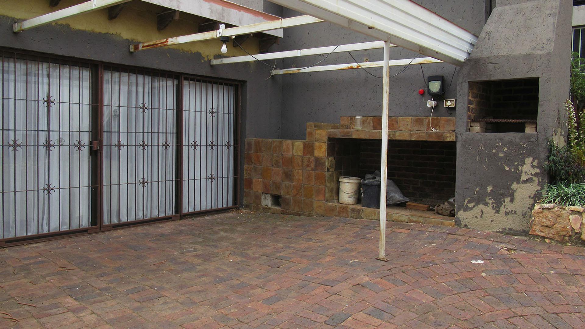 Patio - 26 square meters of property in Kloofendal
