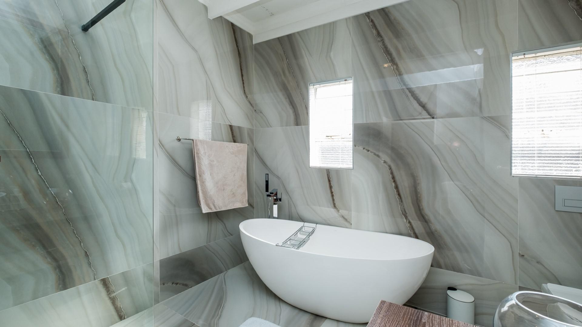 Main Bathroom - 8 square meters of property in Kloofendal