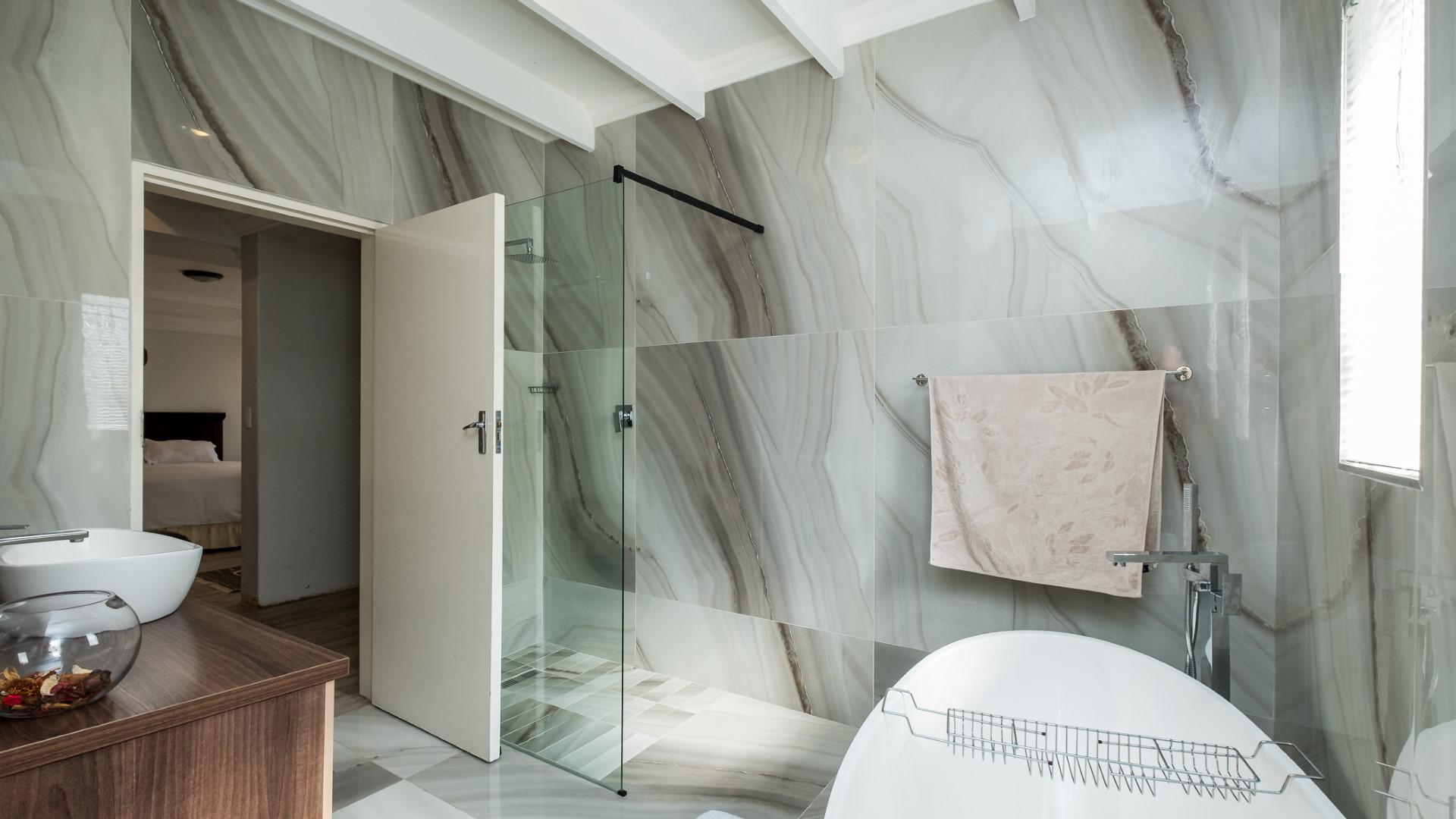 Main Bathroom - 8 square meters of property in Kloofendal