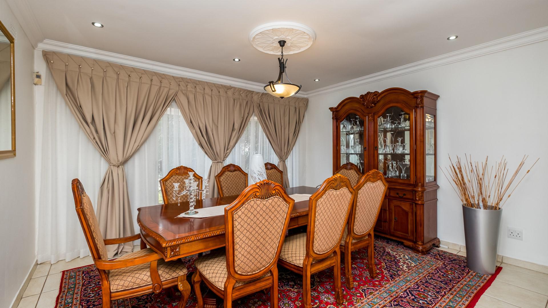 Dining Room - 16 square meters of property in Kloofendal