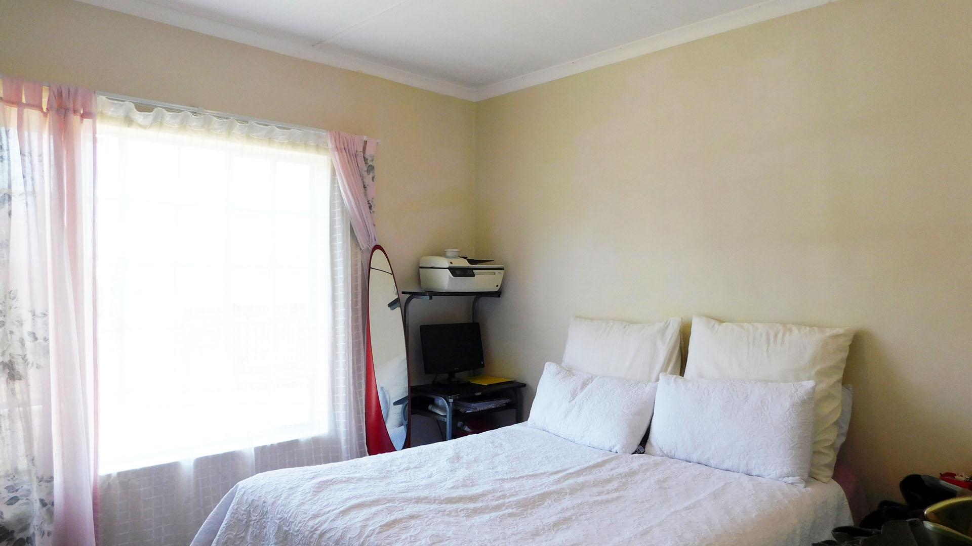 Main Bedroom - 13 square meters of property in Lincoln Meade