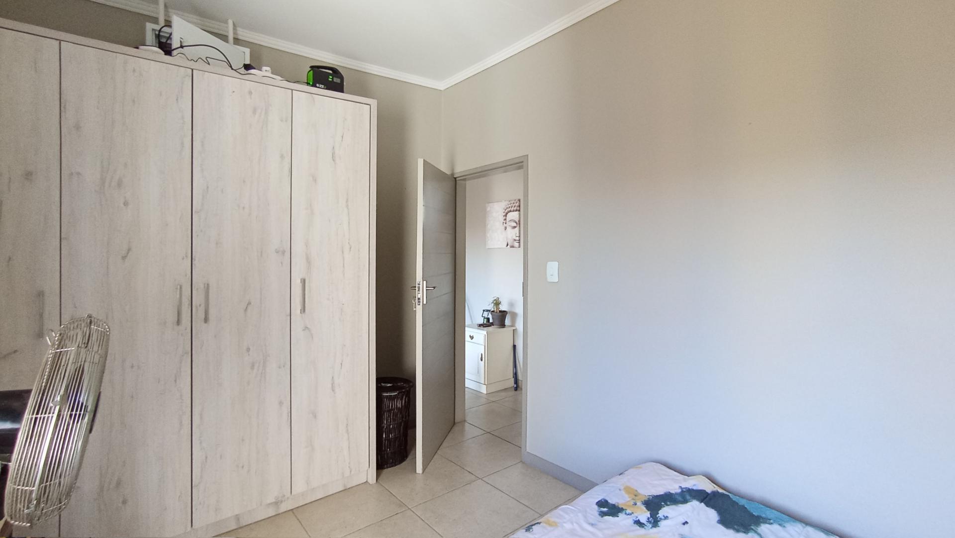 Main Bedroom - 11 square meters of property in Rooihuiskraal North