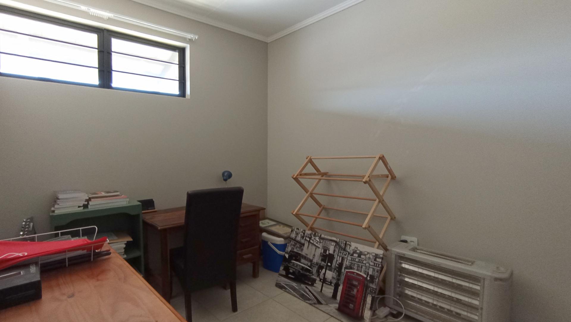 Bed Room 1 - 10 square meters of property in Rooihuiskraal North