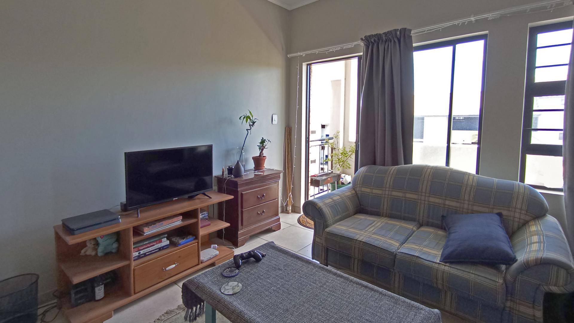 Lounges - 19 square meters of property in Rooihuiskraal North