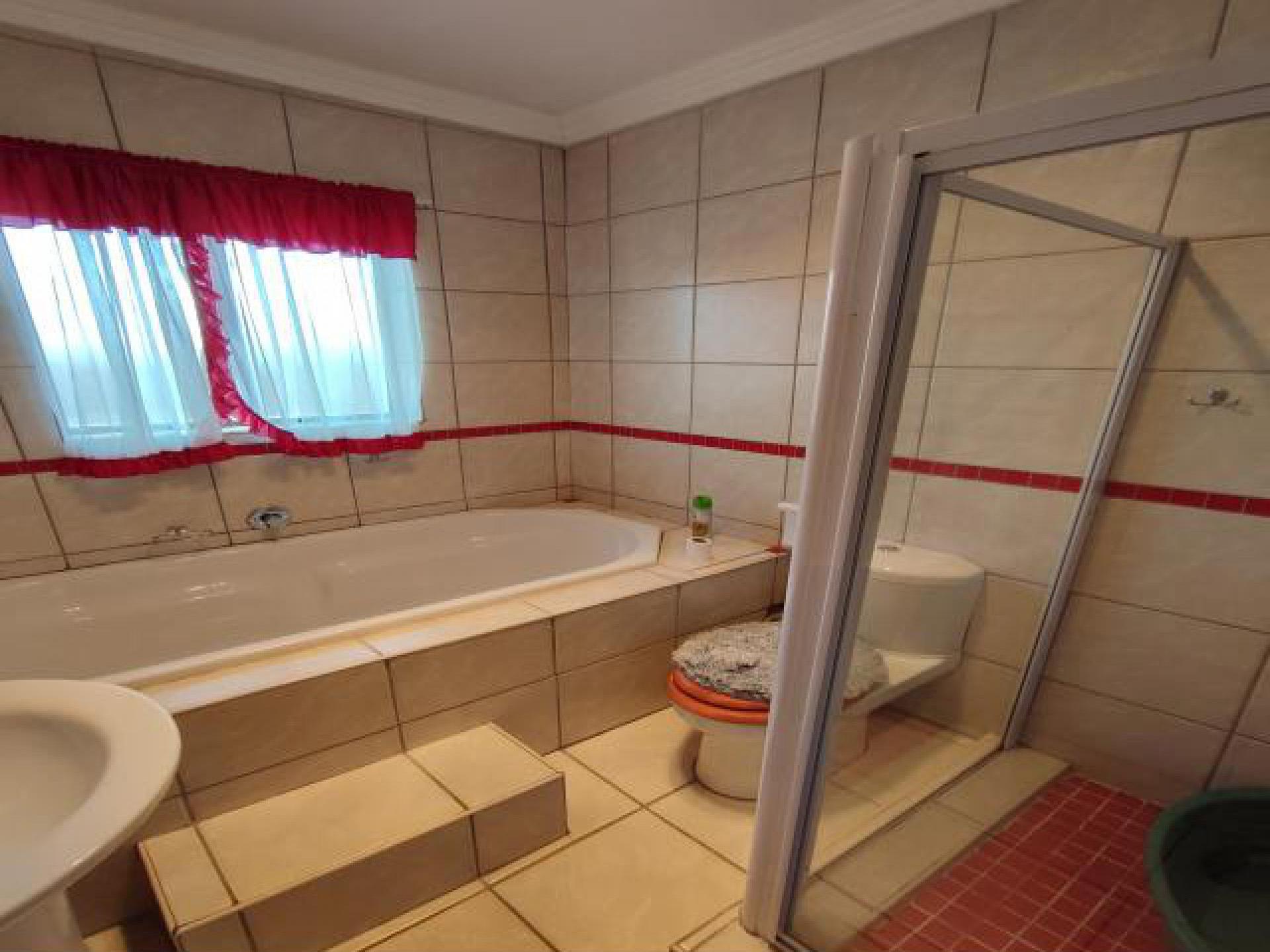 Bathroom 1 of property in Kungwini Country Estate
