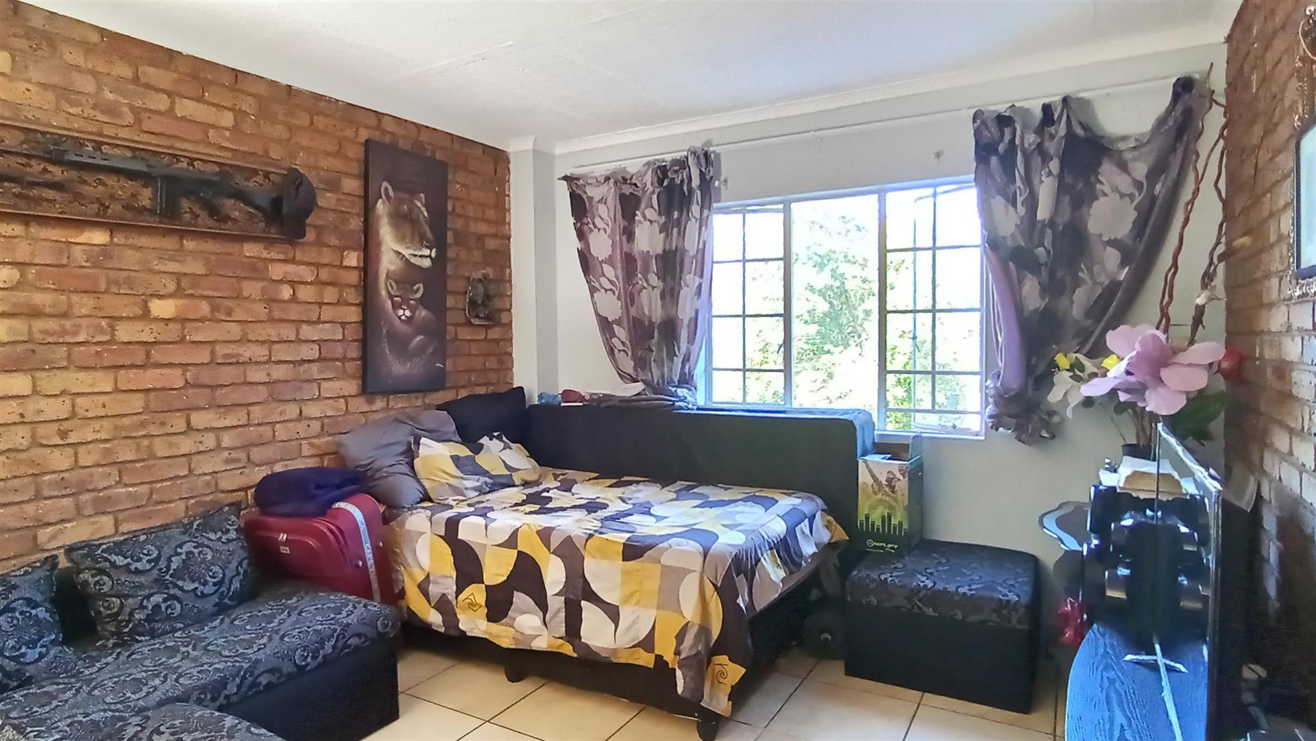 Lounges - 18 square meters of property in Pretoria West
