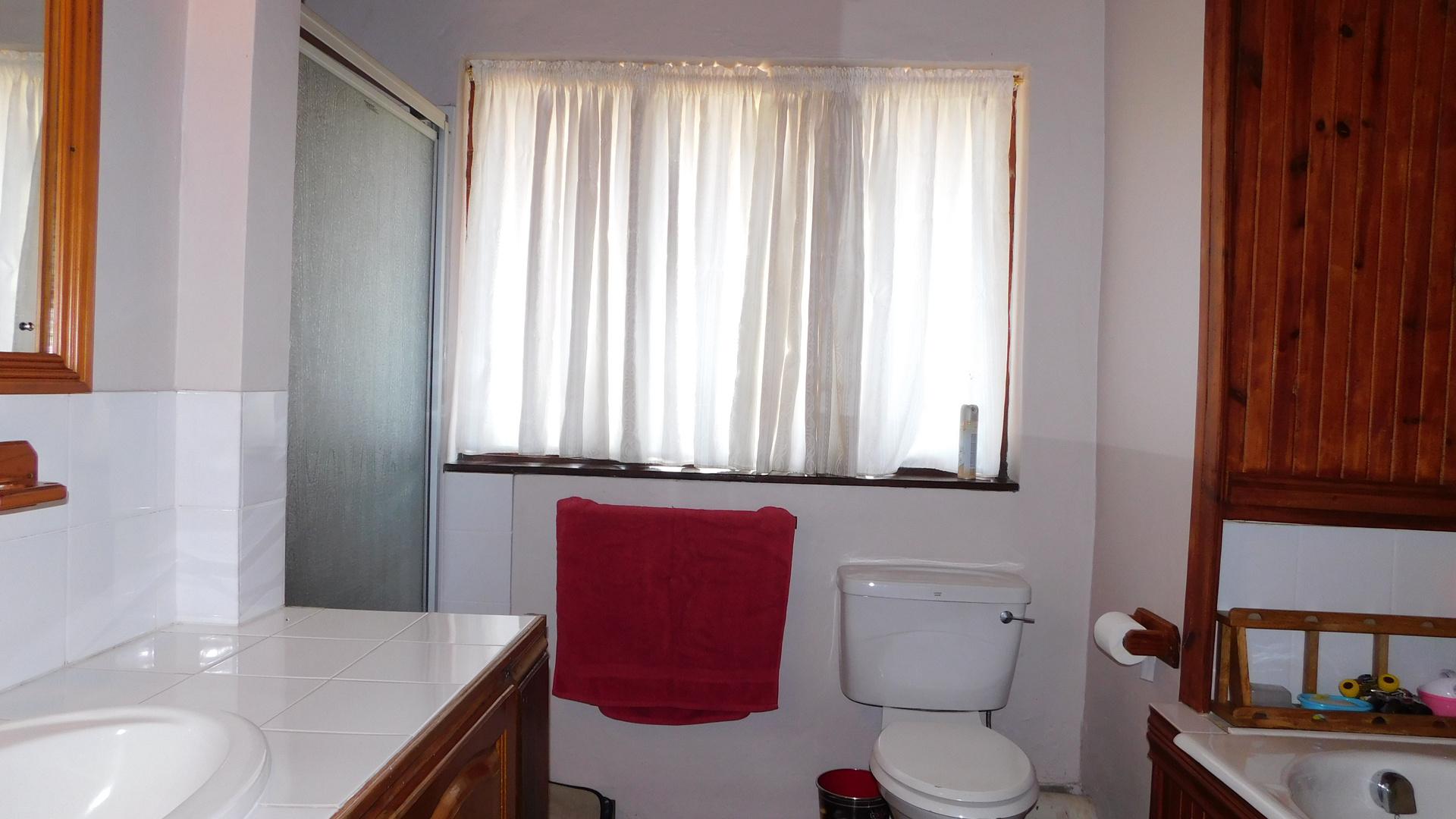 Bathroom 2 - 9 square meters of property in Kingsburgh