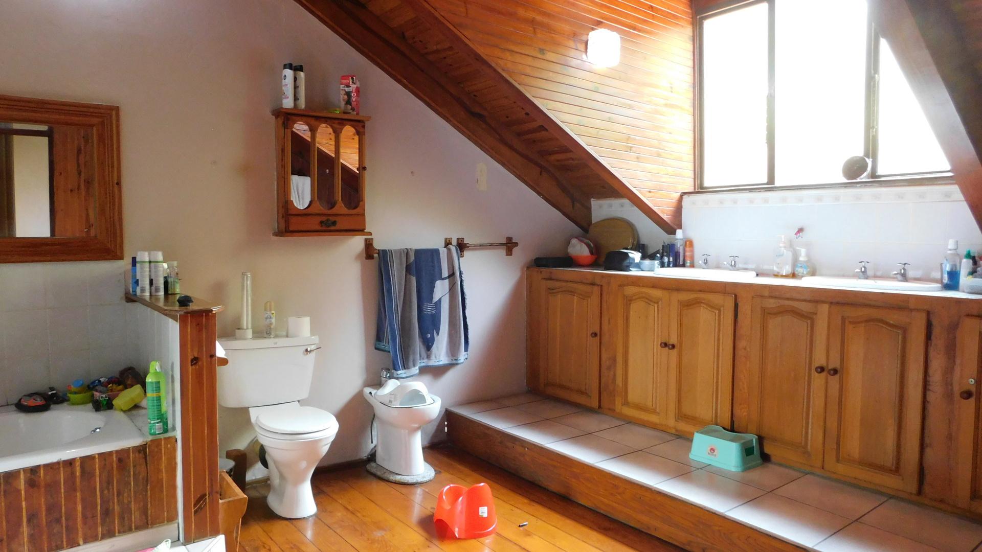 Main Bathroom - 21 square meters of property in Kingsburgh