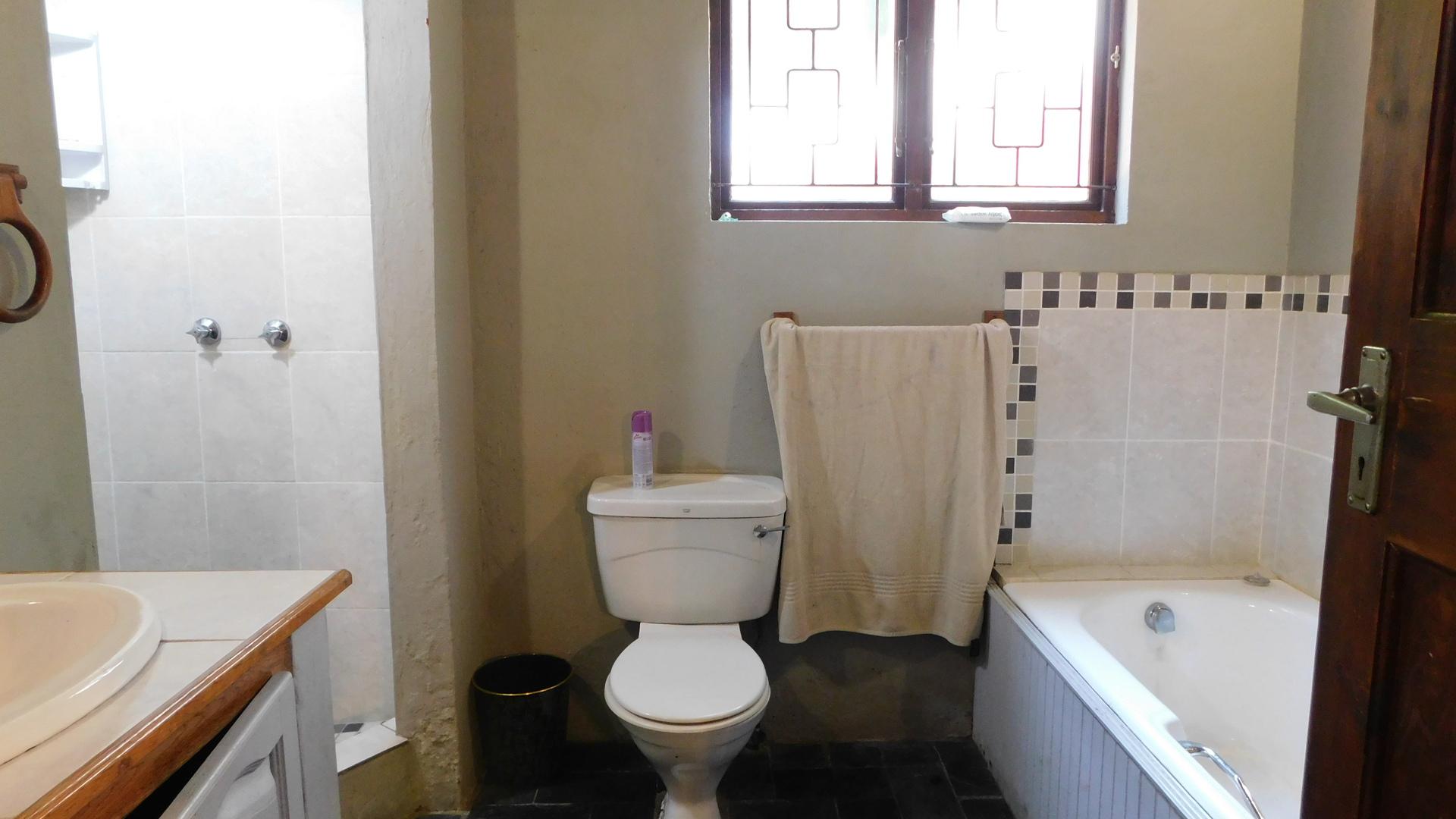 Bathroom 1 - 7 square meters of property in Kingsburgh