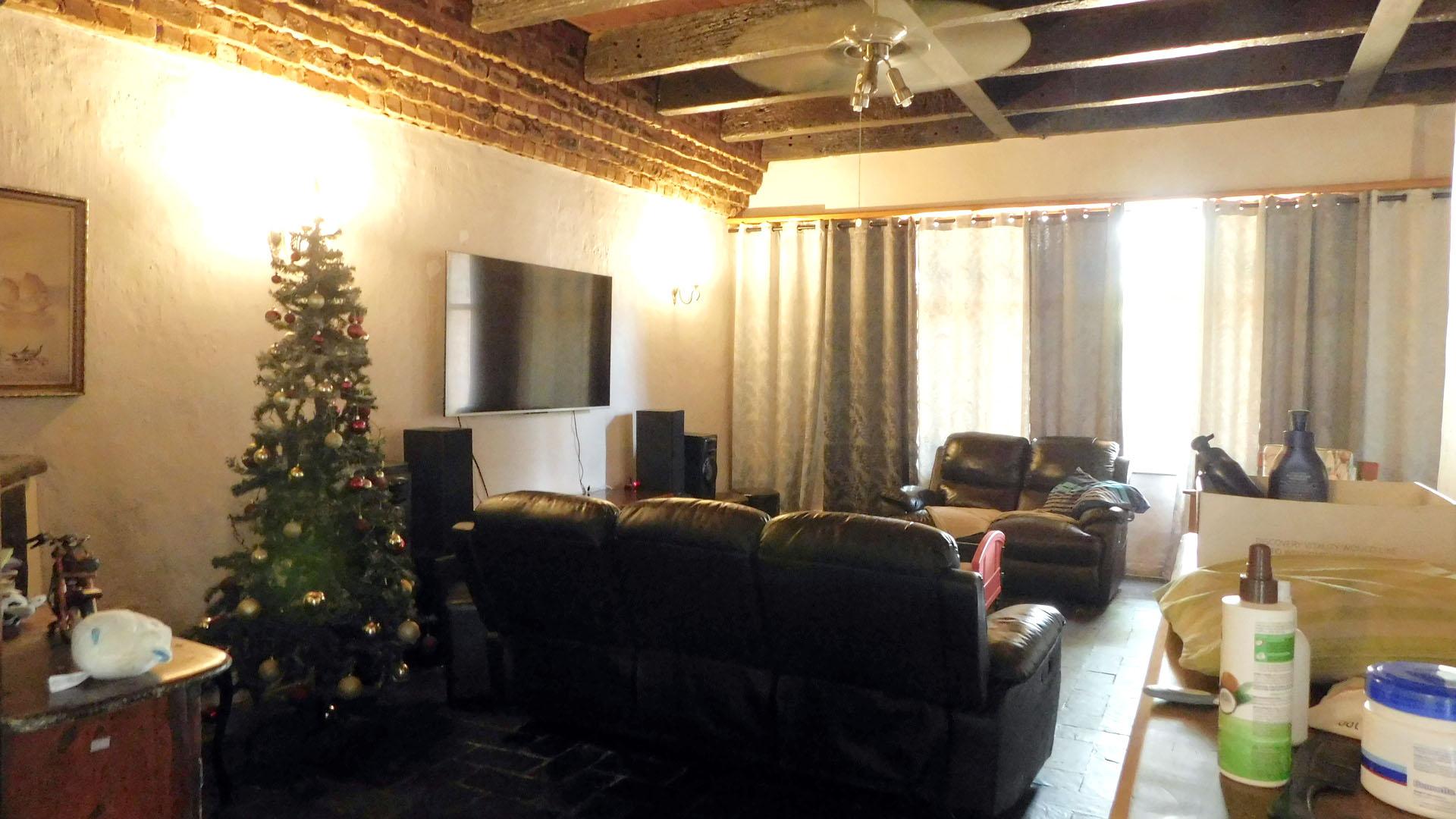 Lounges - 37 square meters of property in Kingsburgh