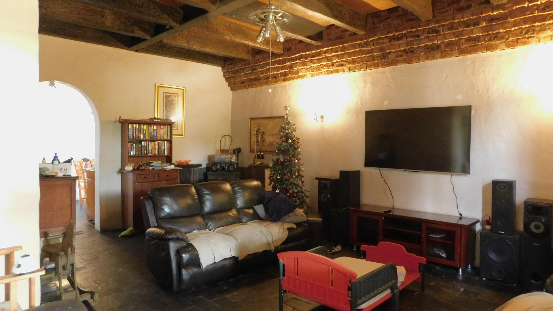 Lounges - 37 square meters of property in Kingsburgh