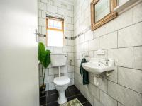 Bathroom 1 of property in Beacon Bay