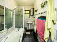 Main Bathroom of property in Beacon Bay