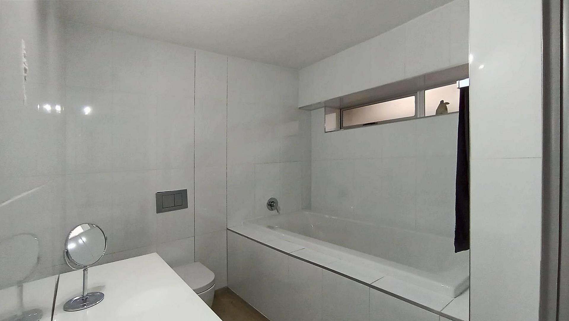 Bathroom 2 - 5 square meters of property in Muckleneuk