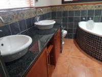 Bathroom 1 of property in Matumi Golf Lodge