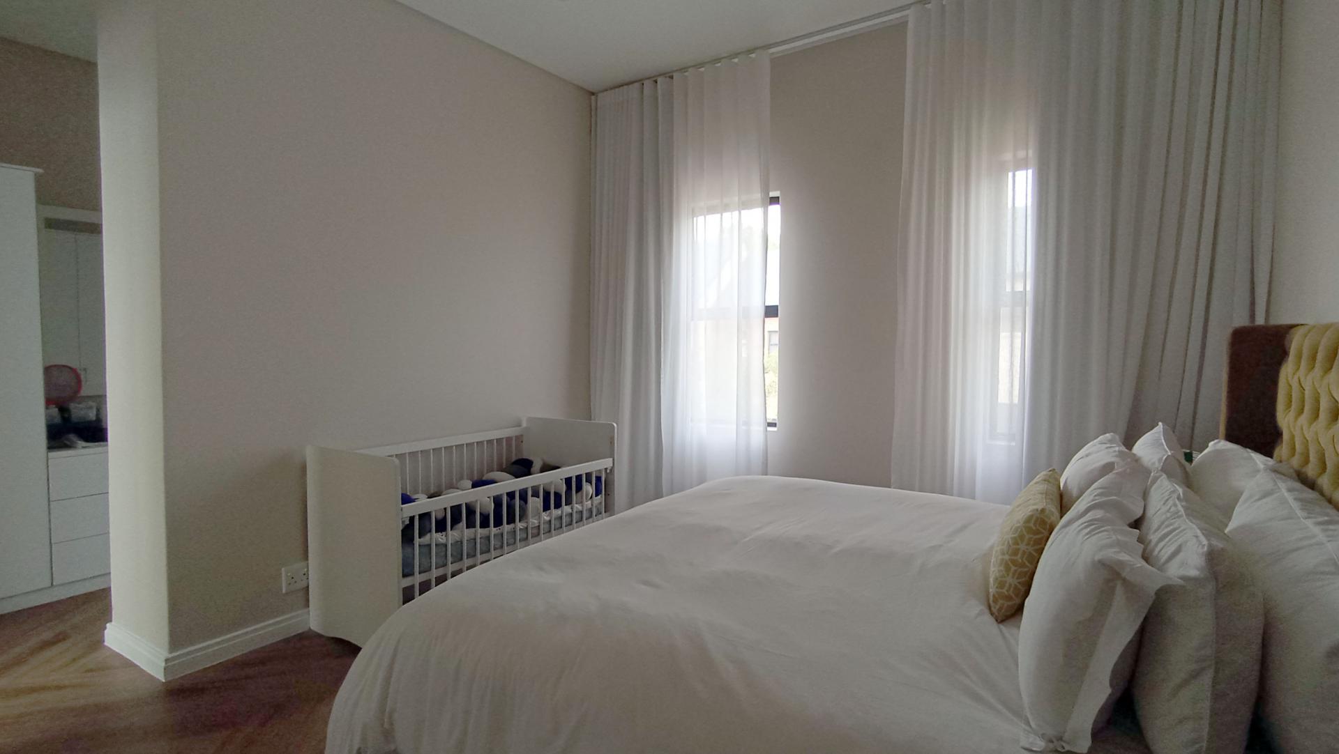 Main Bedroom - 30 square meters of property in Bryanston