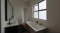 Main Bathroom - 17 square meters of property in Bryanston