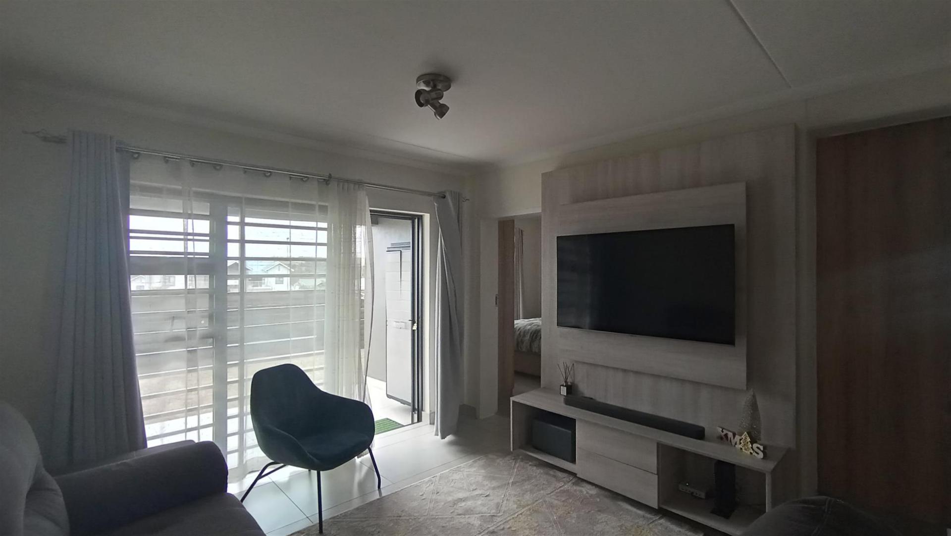 Lounges - 15 square meters of property in Modderfontein