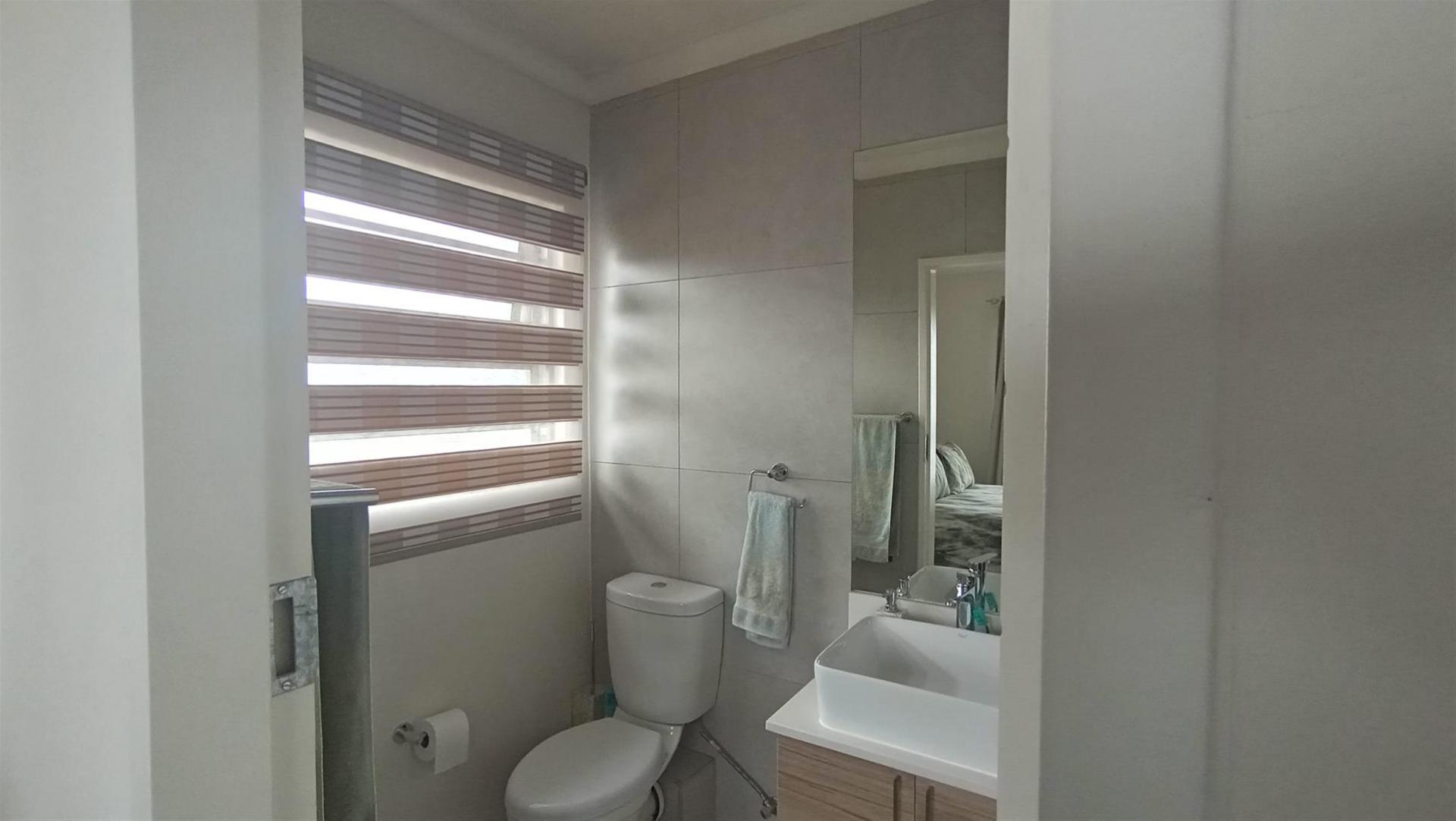 Main Bathroom - 5 square meters of property in Modderfontein