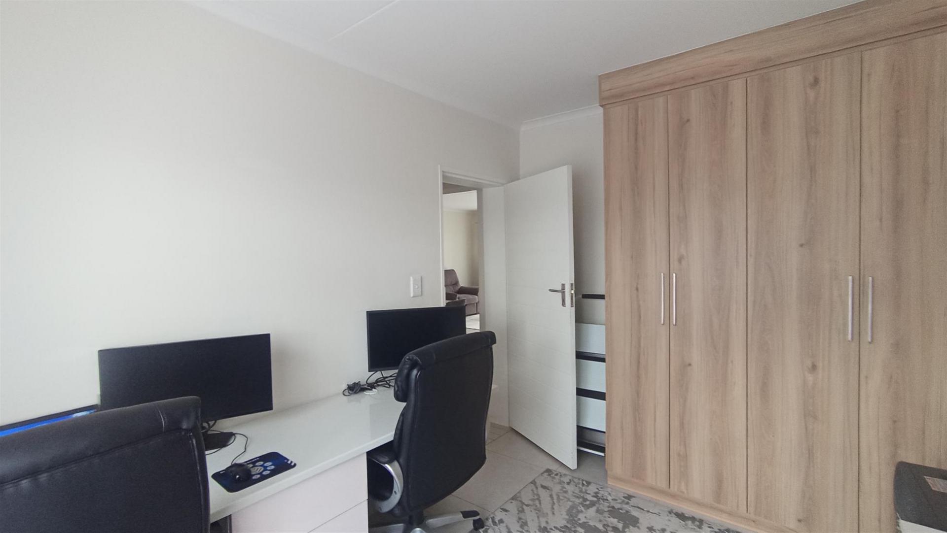 Bed Room 1 - 10 square meters of property in Modderfontein