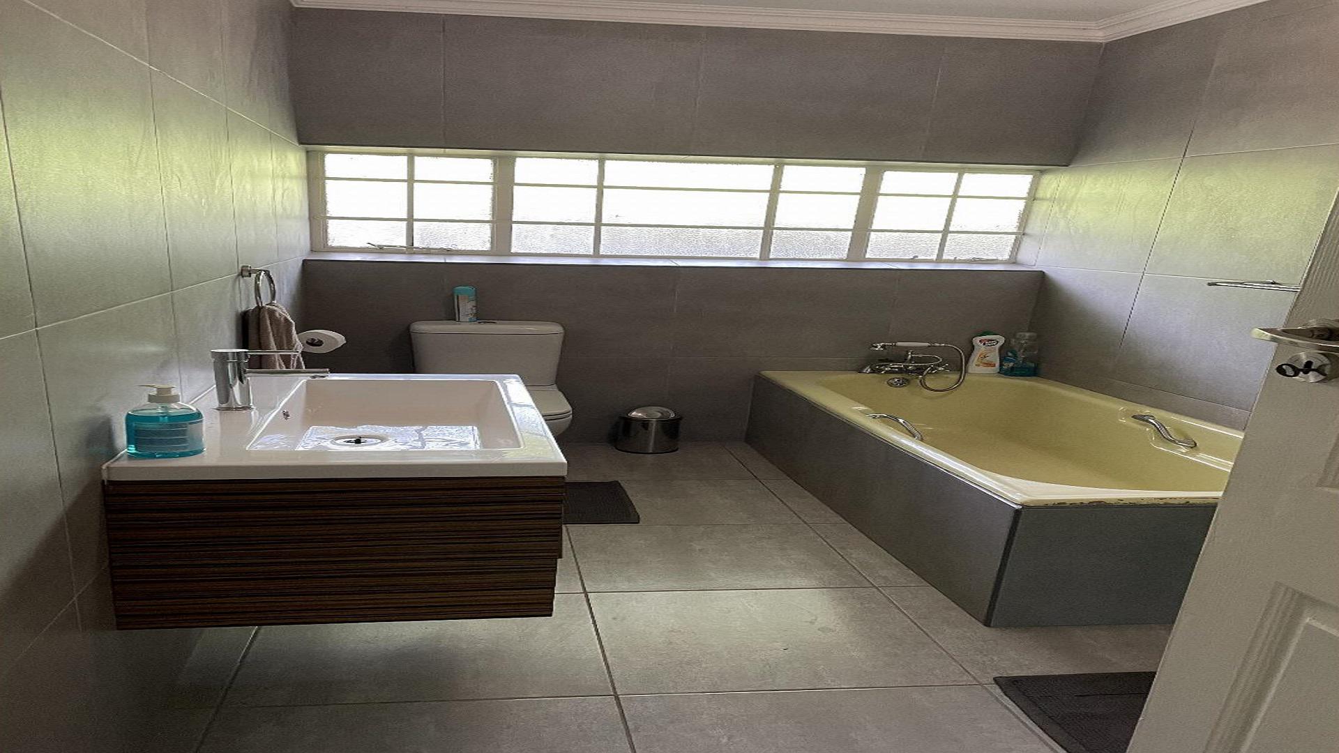 Bathroom 2 of property in Grahamstown