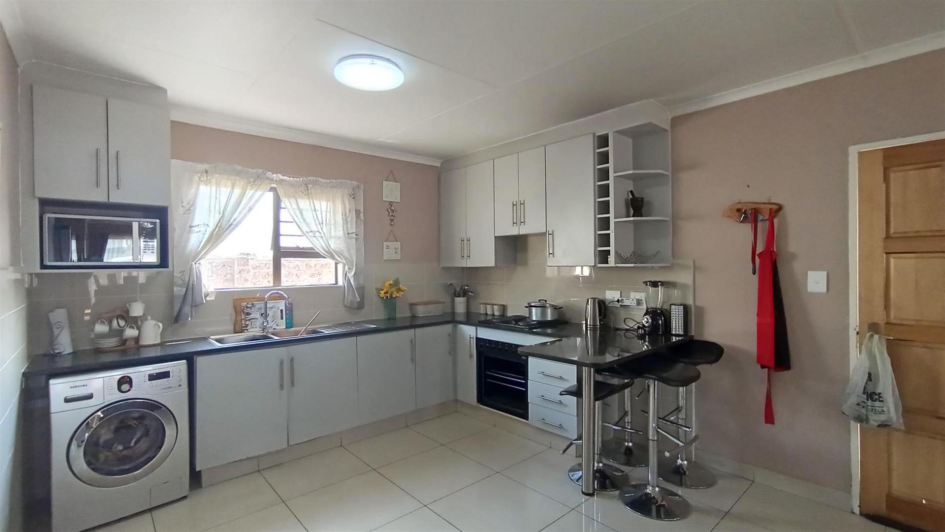 Kitchen - 16 square meters of property in Parkrand