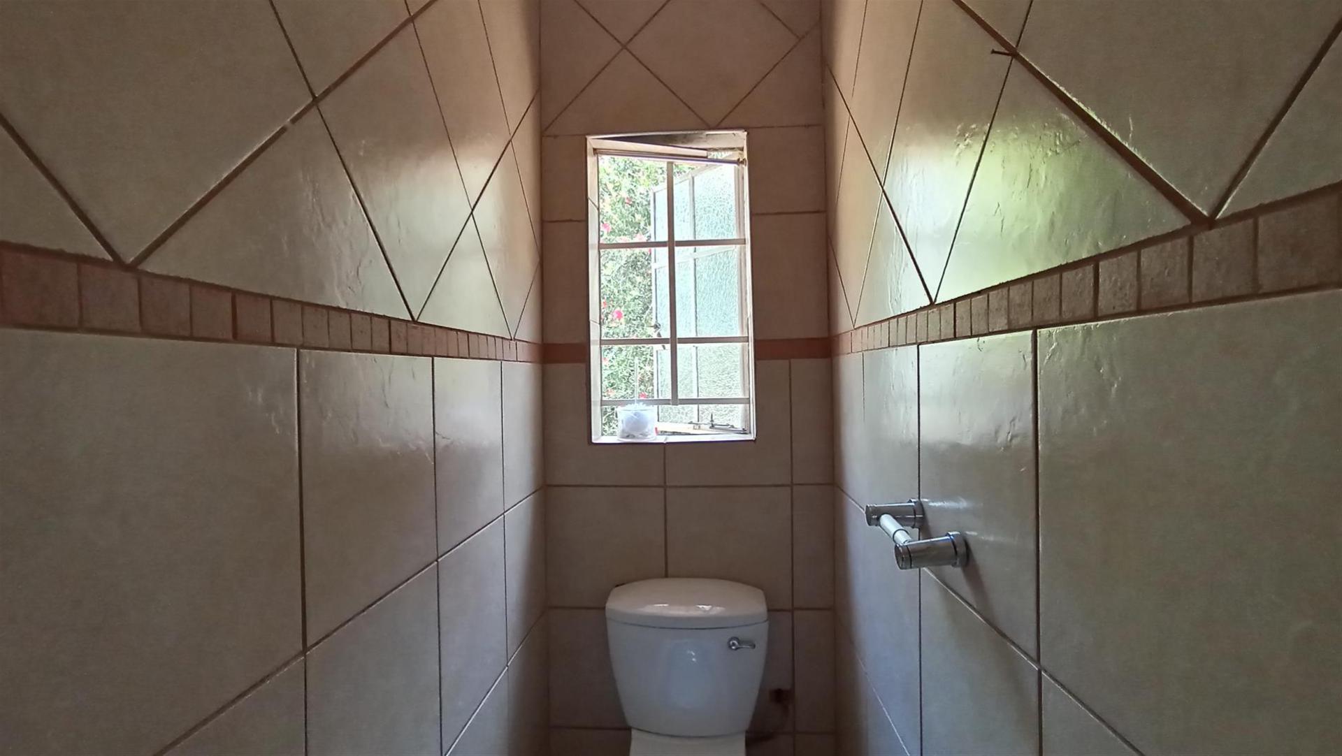 Bathroom 1 - 7 square meters of property in Jameson Park