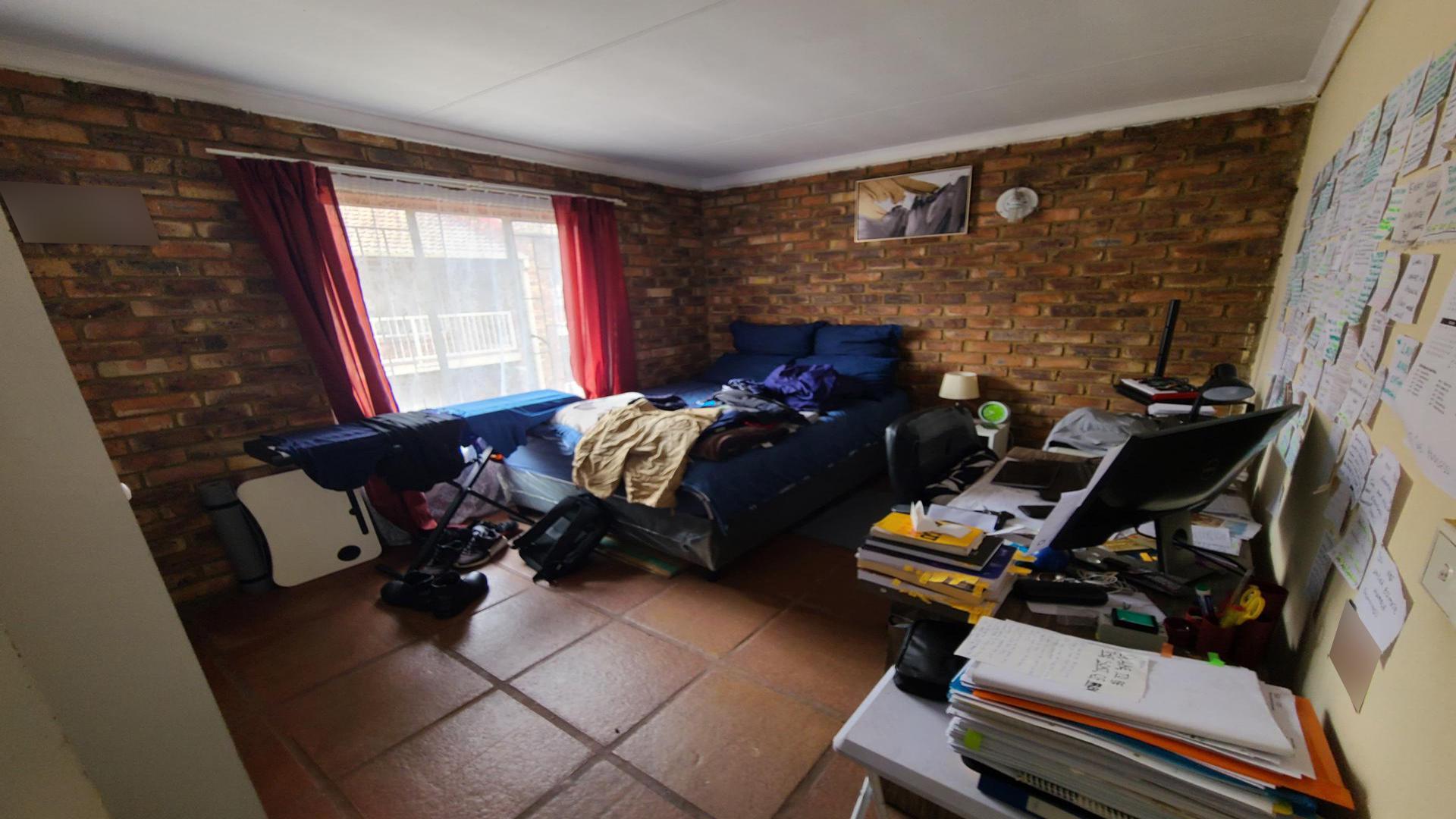 Bed Room 1 of property in Elspark