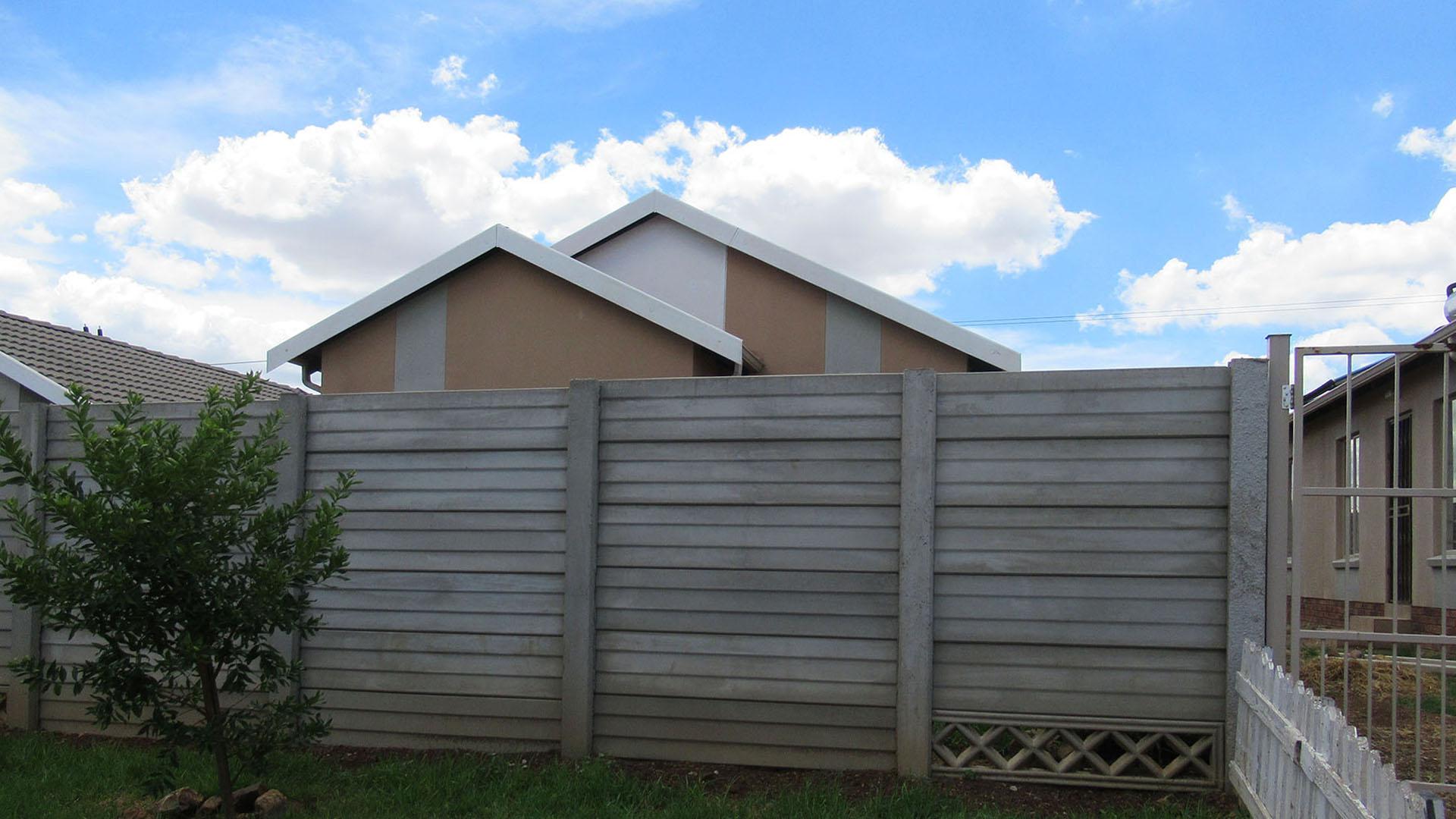 Front View of property in Palm Ridge