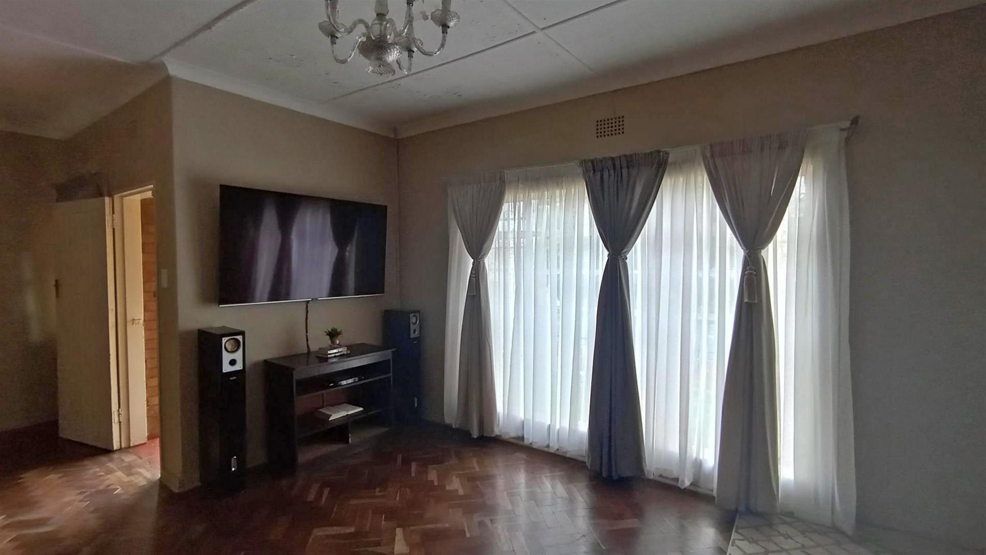 Lounges - 20 square meters of property in Sunnyridge